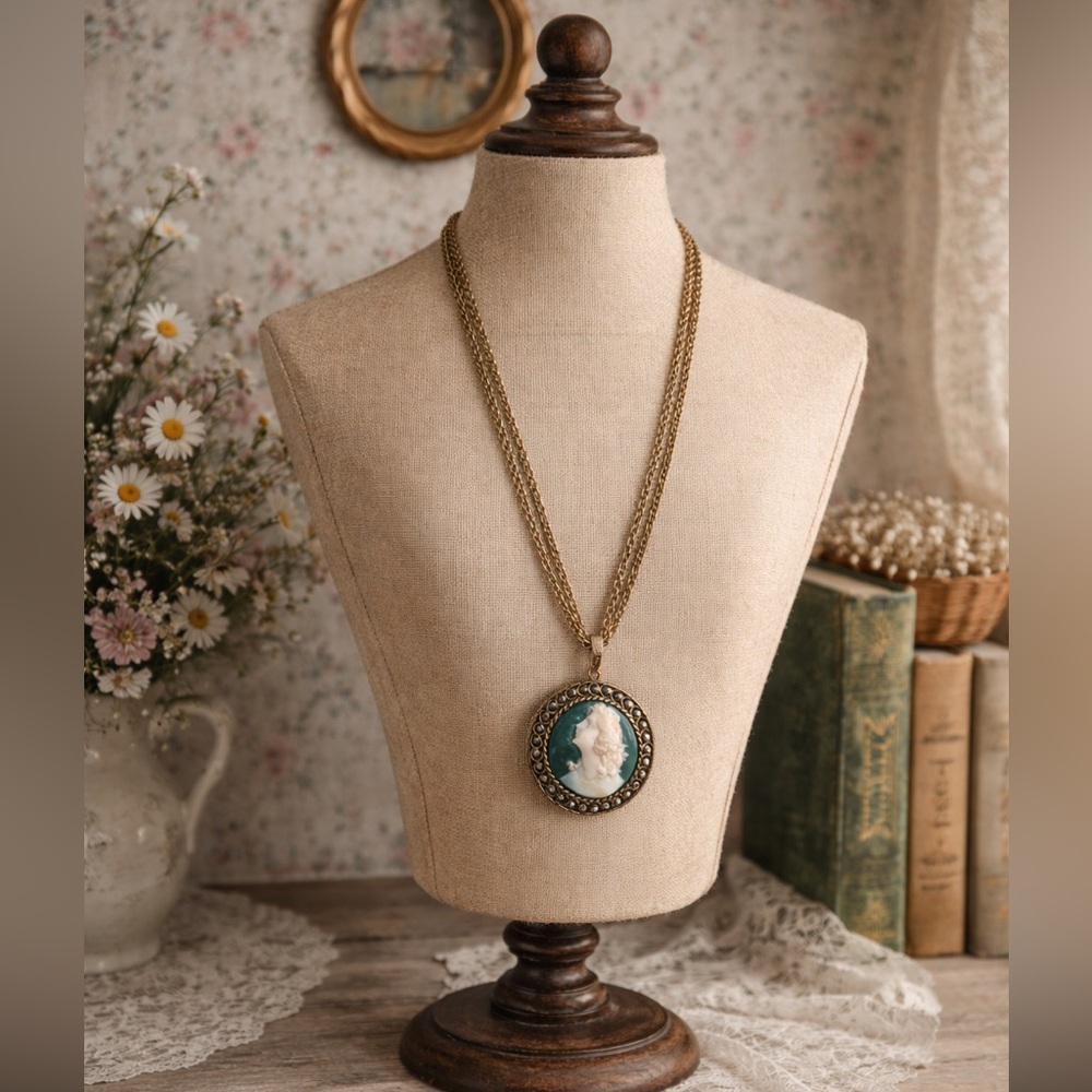 Vintage Signed “Art” Arthur Pepper Cameo Gold Tone Double Chain Necklace